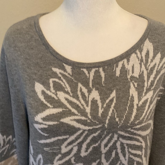 Calvin Klein Knit long Sweater in Gray and tan. White floral. Size M. Dual color - Picture 4 of 13